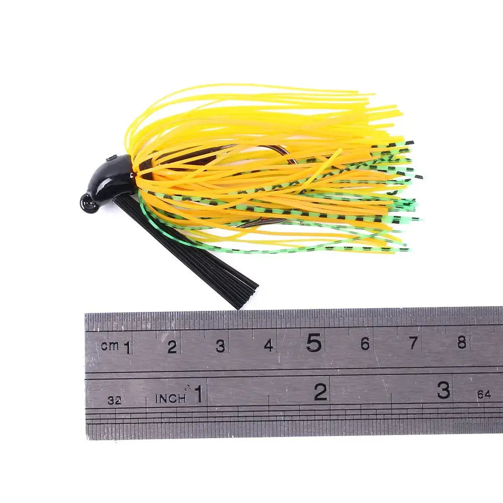 HENJIA 10g spinnerbait lure in black and yellow, perfect for largemouth bass fishing, showcasing its detailed craftsmanship.